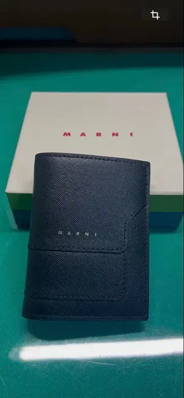 블랙 사피아노 가죽 소재 이단 접이식 지갑