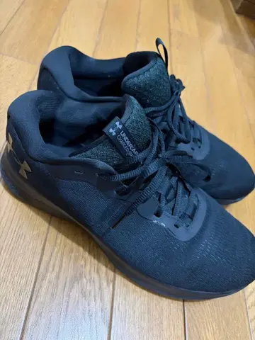 언더아머 블랙 스니커즈 9.5