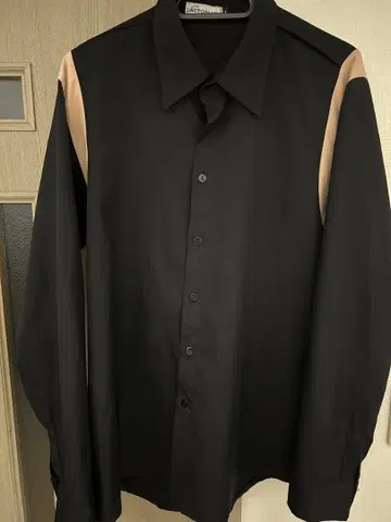 블랙 긴팔 셔츠