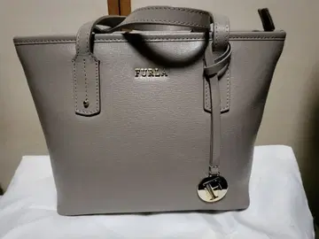 FURLA 그레이 토트백 참 포함