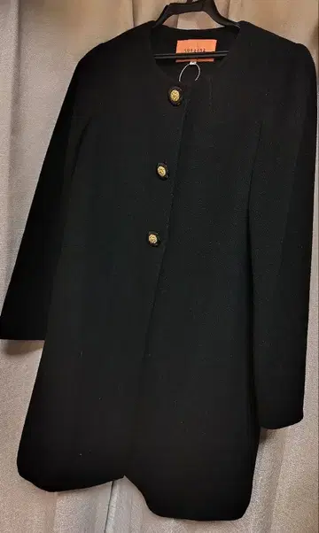 수나우나 SunaUna 코트 버튼이 고급스러운 코트입니다.