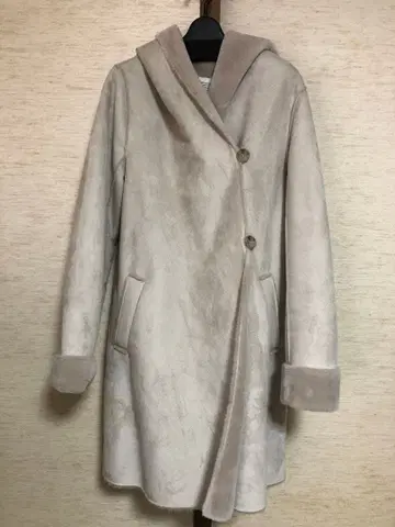 CLOCHE 후드 부착 베이지색 무스탕 코트 새상품, 미사용품
