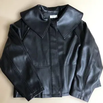 컨디션 최상 빅 칼라가 귀여운 인조 가죽 숏 자켓