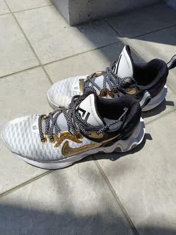 화이트/골드/블랙 스니커즈 9.5