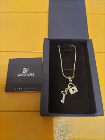 스와로브스키 열쇠와 열쇠 구멍 목걸이