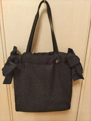 TO BE CHIC 블랙 리본 포함 비쥬 토트백