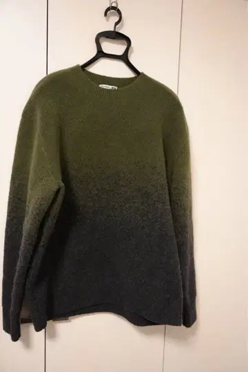 유니클로 수플레얀 그라데이션 크루넥 스웨터 올리브 L