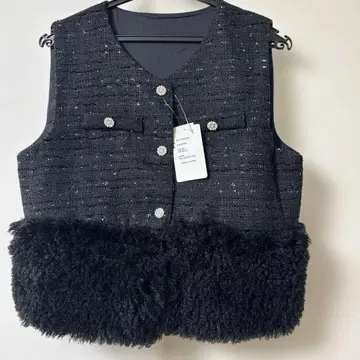 미사용 새상품 퍼 포함 블랙 트위드 베스트