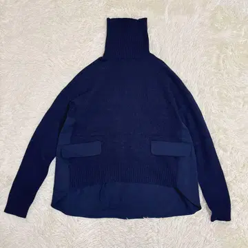 세미 퀼트 이소재 절개 터틀넥 니트 네이비