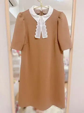 베이지 카라 부착 원피스