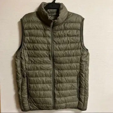 유니클로 울트라 라이트 다운 베스트 카키 남성용 M 방한 새상품급