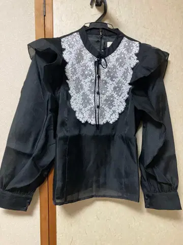 An MILLE 요크 레이스 프릴 블라우스 블랙