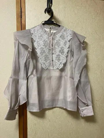 An MILLE 요크 레이스 프릴 블라우스 핑크