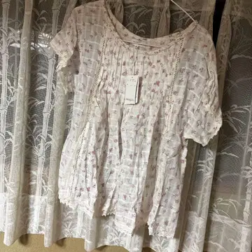 Vert Dense 반팔 블라우스 M 화이트/핑크 꽃무늬 택 포함 새상품