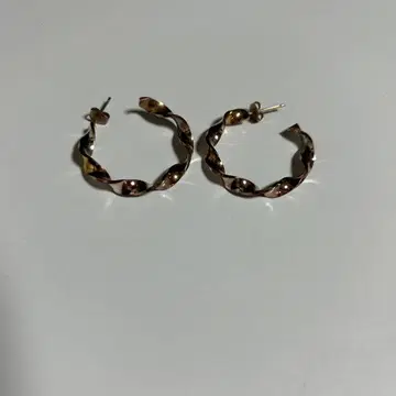 골드 트위스트 디자인 귀걸이 (양쪽 귀용)