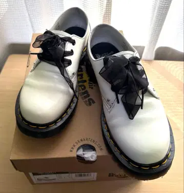 닥터 마틴 1461 하트 화이트 x 블랙 하트 UK4