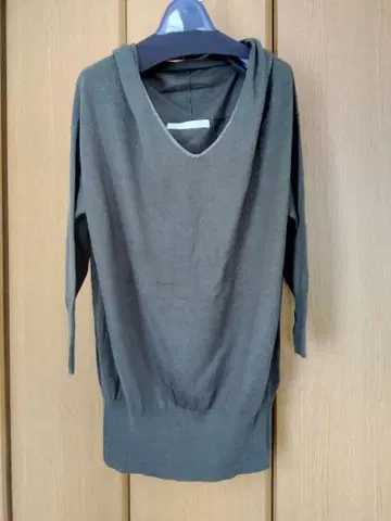 스픽 앤 스팬 오프숄더 니트