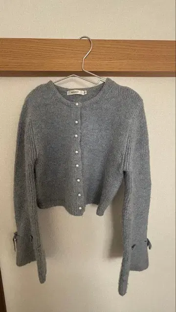 MOUSSY 스카이블루 크롭 스웨터 펄 버튼 니트