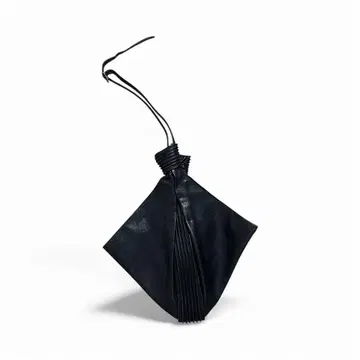 그룸 파리스 가죽 트라이앵글 백