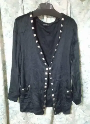 3L 스터드 장식 V넥 가디건