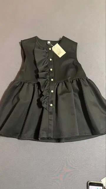 O.S.K. 프릴 펄 버튼 블랙 슬리브리스 플레어 상의 미착용품!