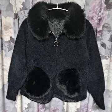 퍼 달린 블랙 집업 자켓