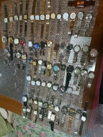 다수의 아날로그 손목시계 세트