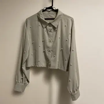 [ 새상품 ] 비즈 장식 그레이 크롭 셔츠