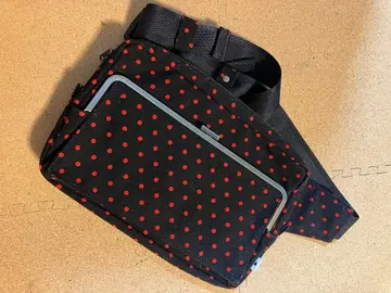 아야노코지 원 숄더백 블랙 레드 작은 도트 무늬