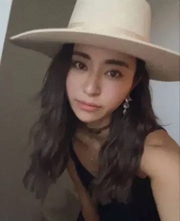 Lack of color 울 햇