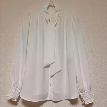 월드 쿠 드 샹스 워셔블 소매 셔링 보타이 블라우스 화이트