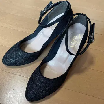 새상품급 Le Chione 블랙 앵클 스트랩 펌프스