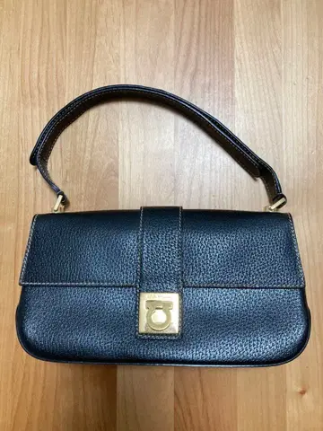 블랙 가죽 핸드백