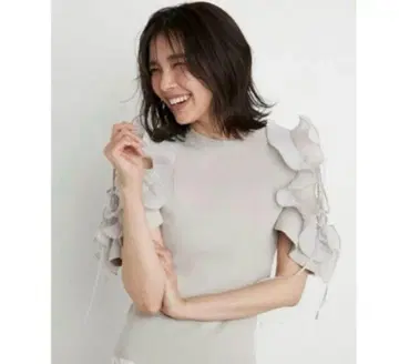 snidel 플리츠프릴슬리브 니트 풀오버 조개끈