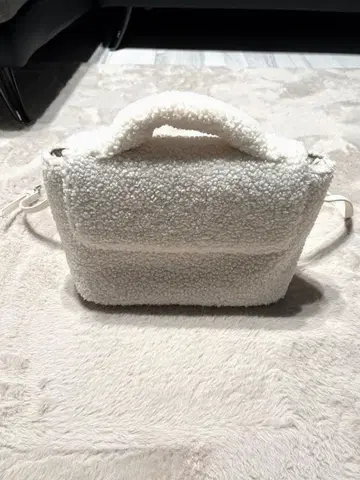 트루 바이 마리코 오이카와 에코 퍼 숄더백 보아 소재 화이트