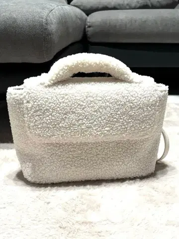 트루 바이 마리코 오이카와 에코 퍼 숄더백 보아 소재 화이트