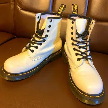 닥터마틴 8홀 부츠 화이트 23cm