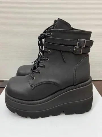 [ 새상품 ] DEMONIA 데모니아 통굽 부츠