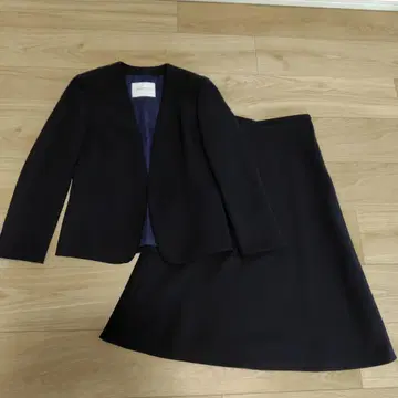 투모로우랜드 노카라 자켓 플레어 스커트 셋업 (네이비)