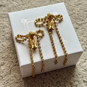 [ 기간 한정 특가 ] 리본형 골드 귀찌 화려함 반짝임 엘레강트