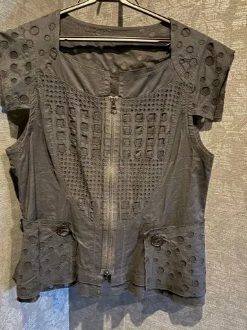 콘도 에이코 블랙 반팔 상의 지퍼 포함