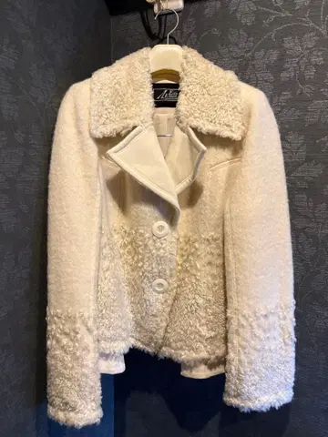 콘도 에이코 화이트 테일러드 자켓 퍼 스타일