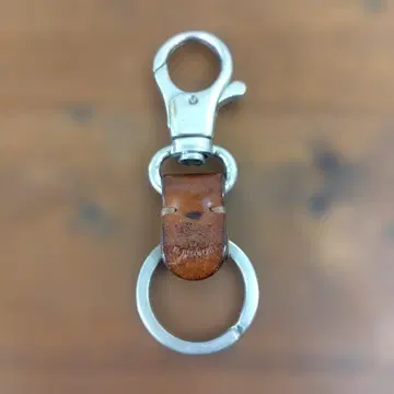 [ILBISONTE] 가죽 후크 포함 키링 브라운색