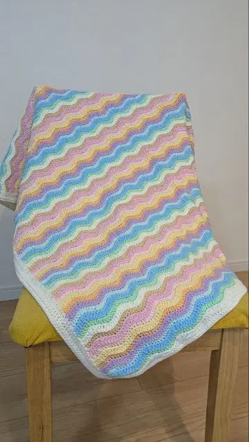 파스텔 컬러의 물결 모양 담요