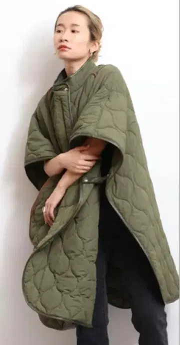 가격 인하 [ 미사용 새상품 ] 앙그리트 퀼팅 리버서블 판초 카키