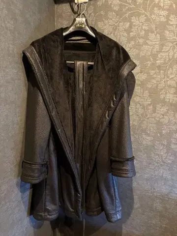 에이코 콘도 후드 부착 블랙 롱 코트