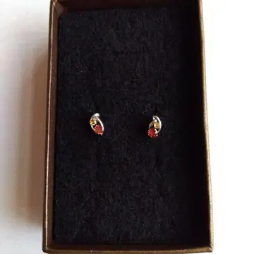 K14WG 빨간색과 옐로우 컬러 스톤 부착 귀걸이