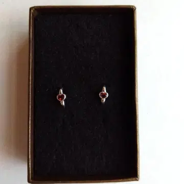 K14WG 빨간색 하트 모양 스톤 부착 귀걸이