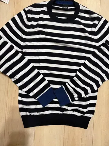 HUGO BOSS 네이비와 화이트 스트라이프 니트