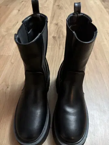 블랙 가죽 사이드 고어 부츠 중간 힐